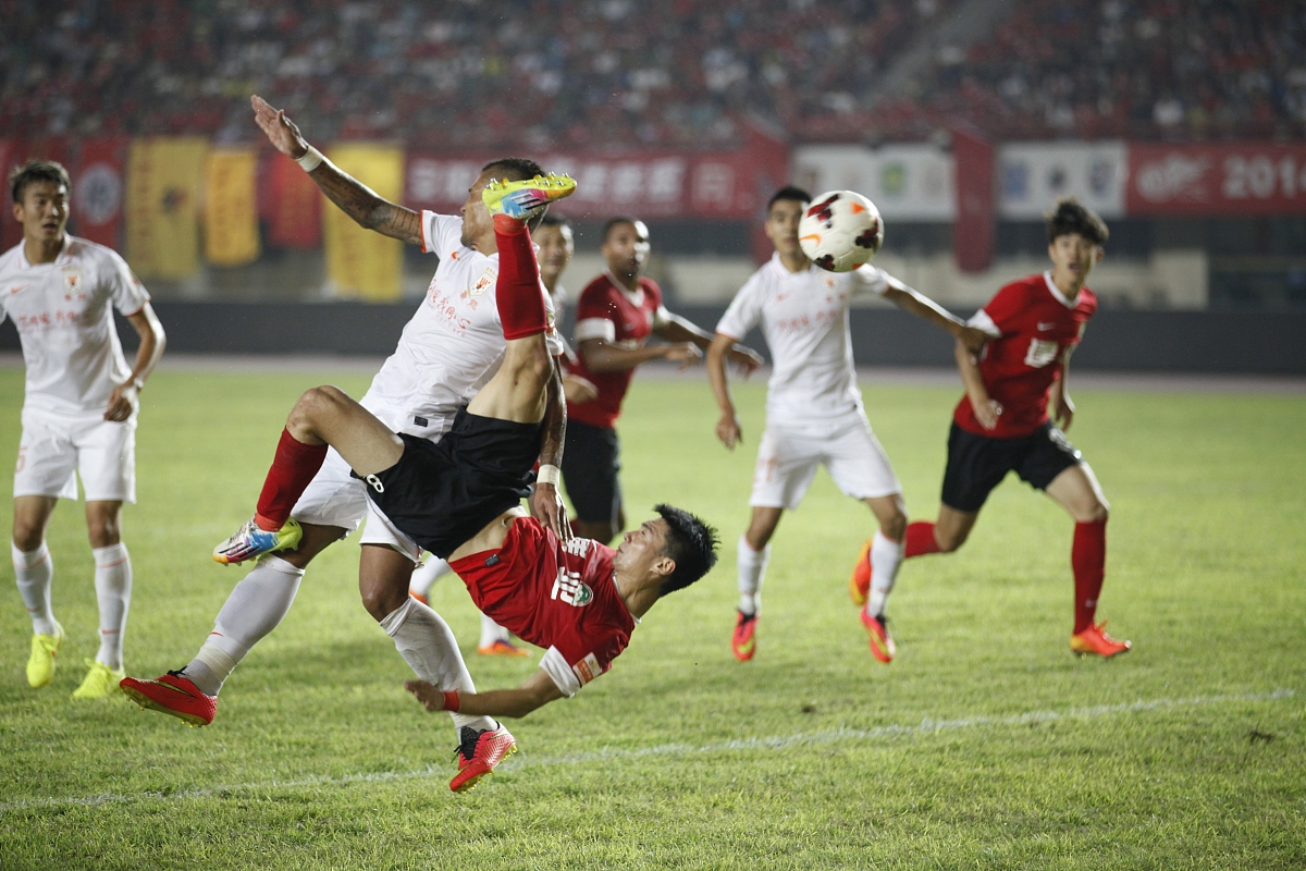 完美体育-激情足球对抗再掀巅峰，球员体能逐渐提升的简单介绍