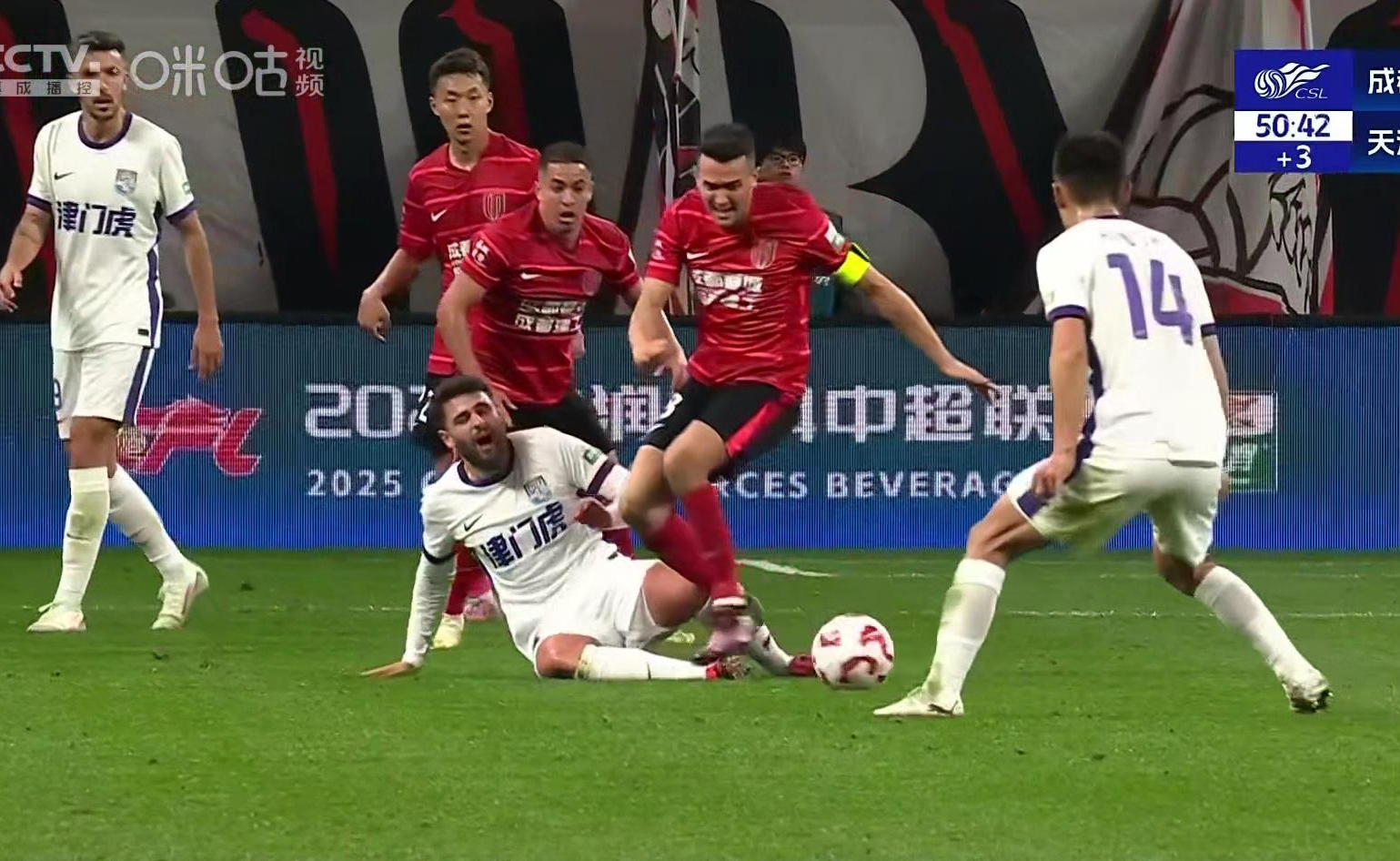 足球赛场上精彩一幕连连,对决精彩纷呈的简单介绍 足球赛场上精彩一幕连连,对决精彩纷呈的简单介绍