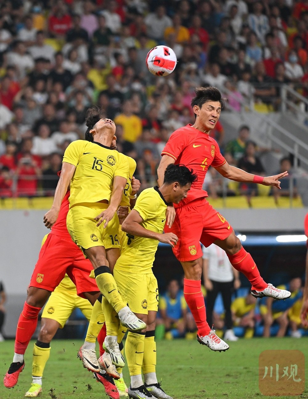 完美体育直播机构-国内足球联赛精彩纷呈，球员表现引人注目